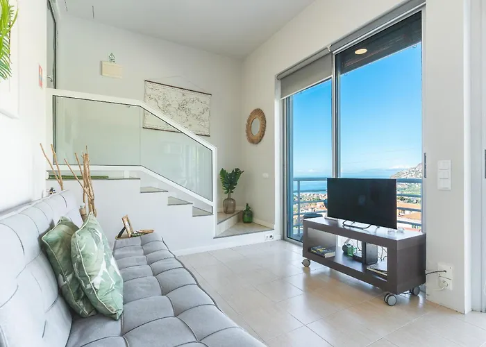 Pitanga By Ah Camara de Lobos